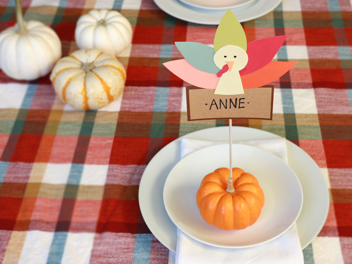 DIY Thanksgiving Decor: Festive Place Cards for the Table