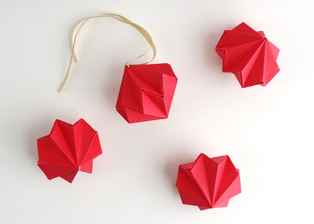 Homemade Christmas Ornaments: Paper Diamonds