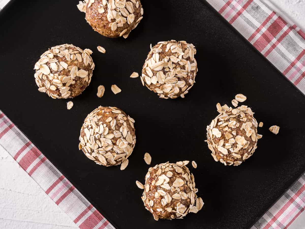 Dried fruit bites covered in oats