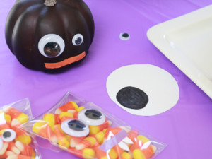 You can also use plastic googly eyes in place of confetti on the table. If you want bigger eyes, make them yourself with white adhesive paper and a black marker.